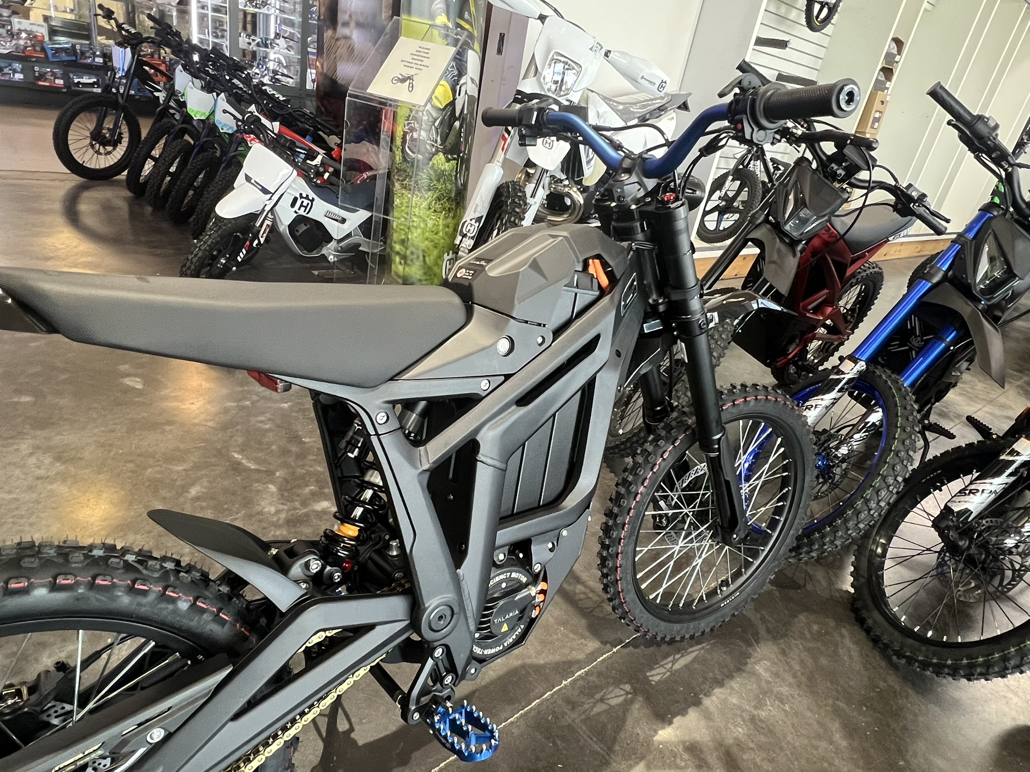 Talaria MX5 Sting Pro -Equipped with Warp9 bars and pegs - Image 4